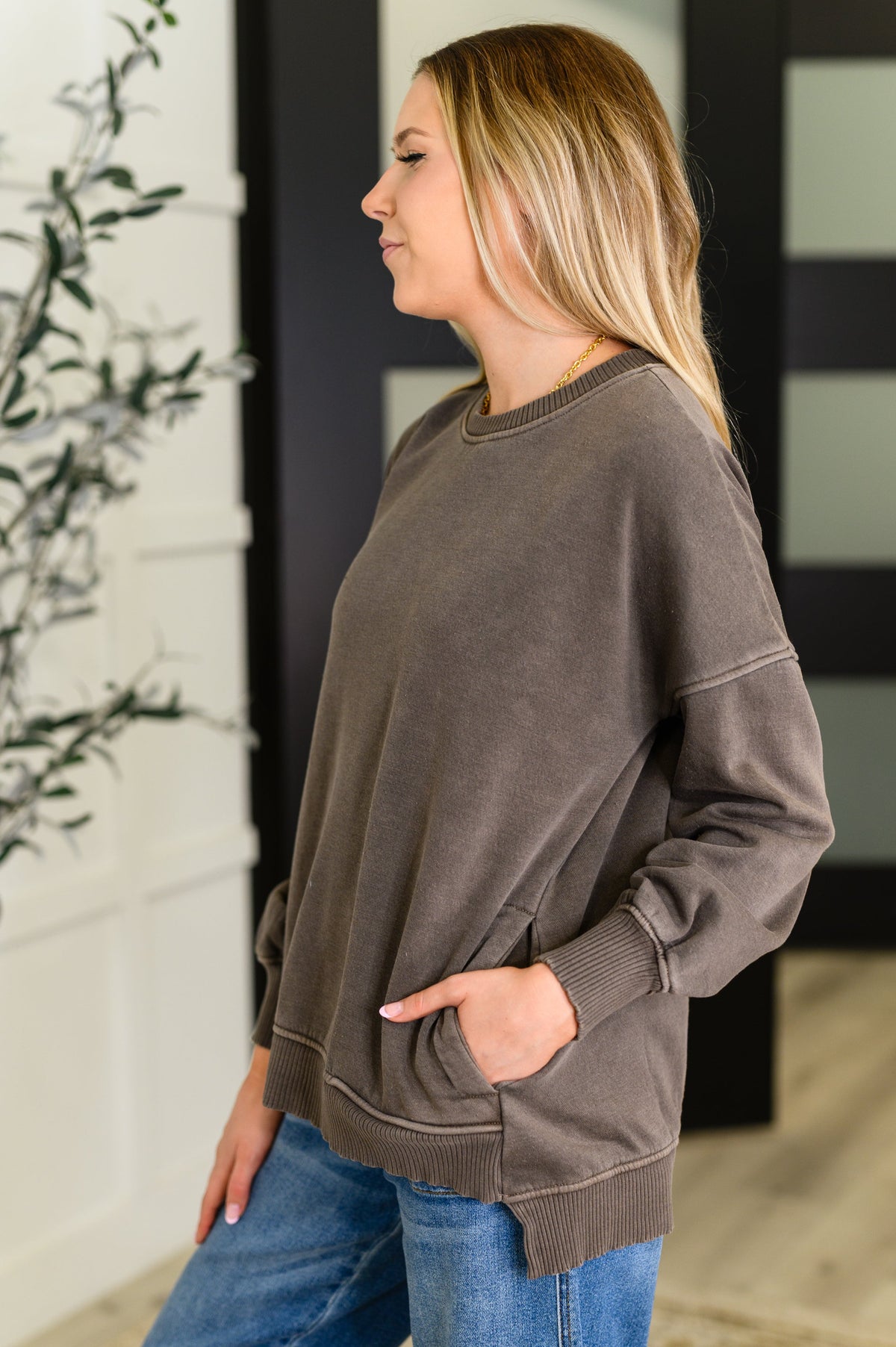 Stepped Hem Pullover with Pockets in Brown
